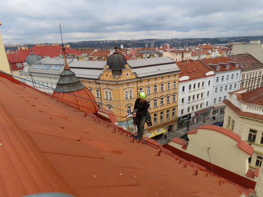 1 mytí střešních oken v Praze pomocí  horolezecké techniky