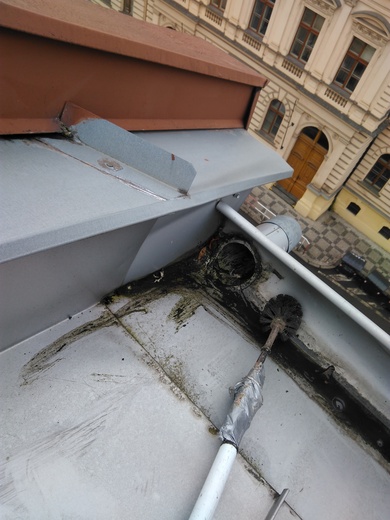 2 čištění okapového žlabu výškové práce Praha horolezci.jpg