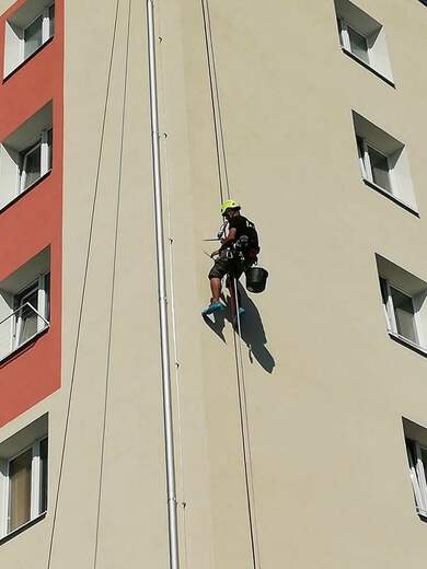 oprava zateplené fasády poškozené ptákem výškové práce