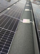 05 montáž FVE fotovoltaických panelů na střechu asfalt lepenka v