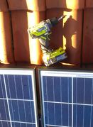 pracenalanecz montáž fotovoltaických panelů na střechu výškové práce Praha práce na laně horolezci